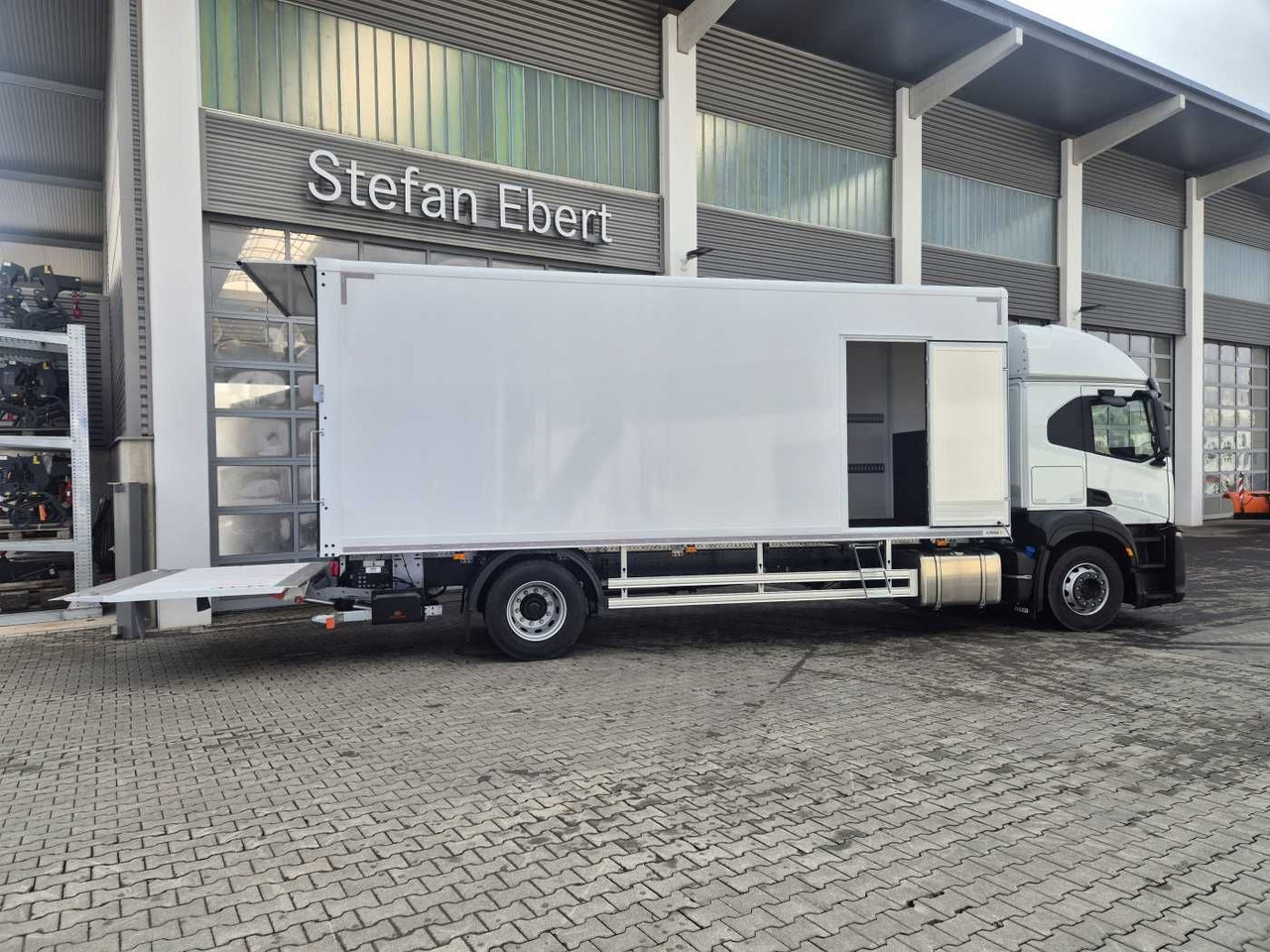 Iveco S Way AT190S40/P LBW Tür AHK Navi Bett - Kamion sandučar: slika Iveco S Way AT190S40/P LBW Tür AHK Navi Bett - Kamion sandučar Iveco S Way AT190S40/P LBW Tür AHK Navi Bett - Kamion sandučar: slika Iveco S Way AT190S40/P LBW Tür AHK Navi Bett - Kamion sandučar