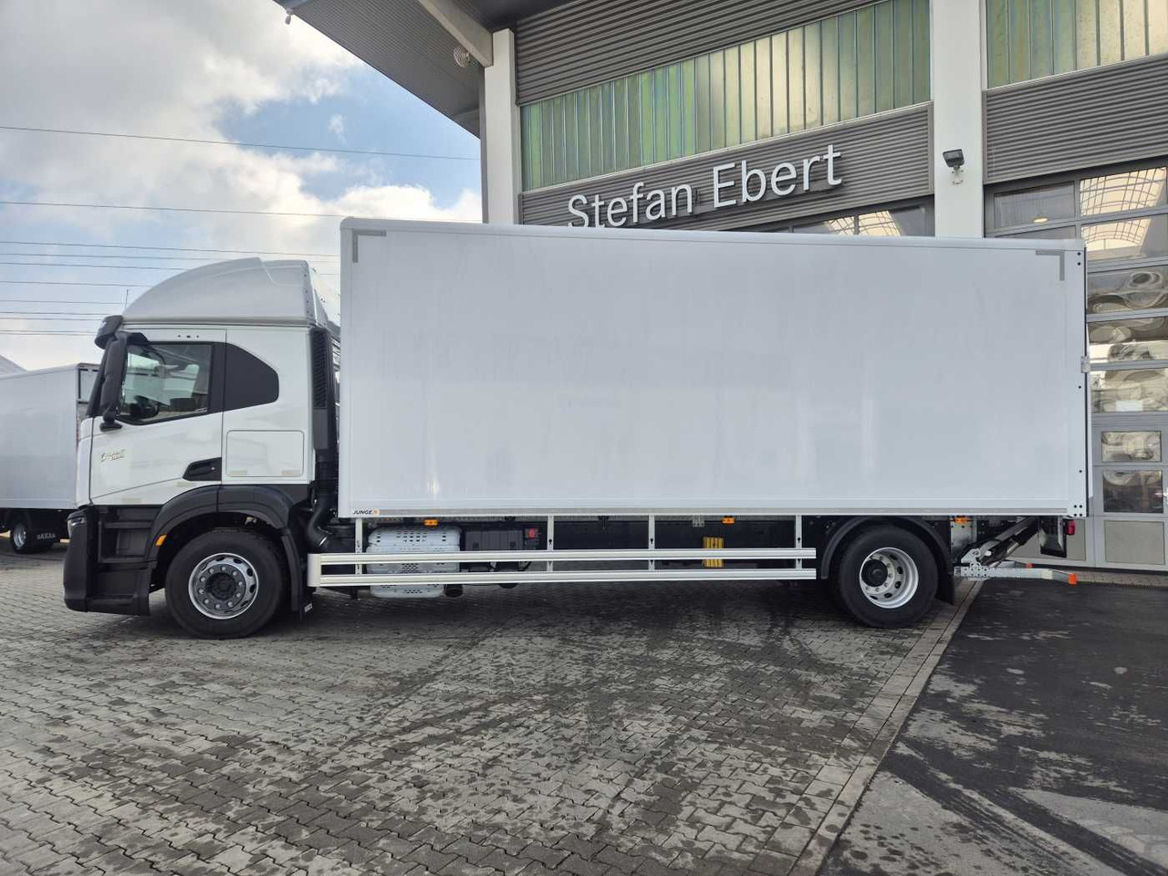 Iveco S Way AT190S40/P LBW Tür AHK Navi Bett - Kamion sandučar: slika Iveco S Way AT190S40/P LBW Tür AHK Navi Bett - Kamion sandučar Iveco S Way AT190S40/P LBW Tür AHK Navi Bett - Kamion sandučar: slika Iveco S Way AT190S40/P LBW Tür AHK Navi Bett - Kamion sandučar