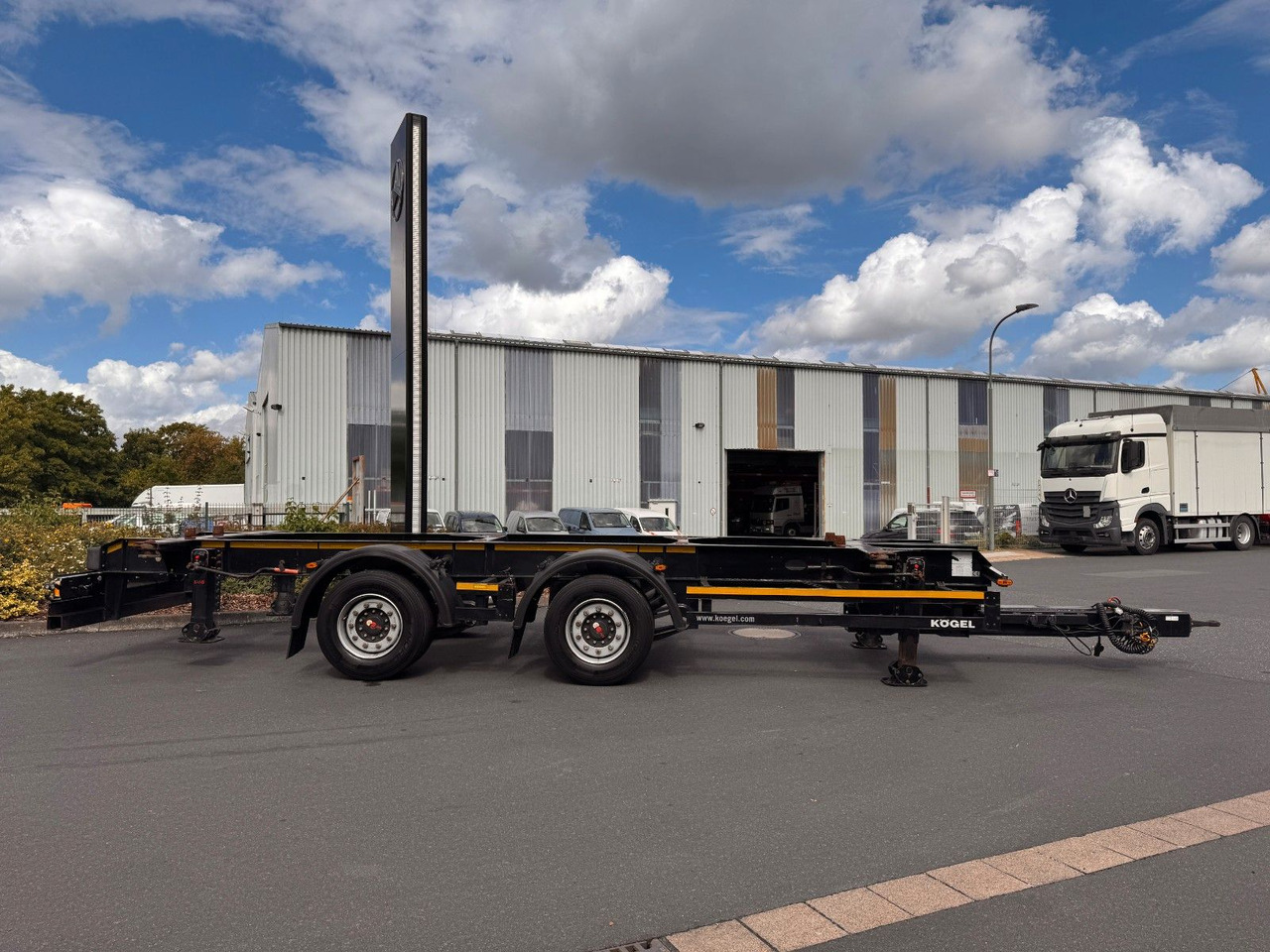 Transporter kontejnera/ Prikolica s izmjenjivim sanducima Kögel ZW 18 Lafette SAF Achsen 15.910kg Nutzlast: slika Transporter kontejnera/ Prikolica s izmjenjivim sanducima Kögel ZW 18 Lafette SAF Achsen 15.910kg Nutzlast Transporter kontejnera/ Prikolica s izmjenjivim sanducima Kögel ZW 18 Lafette SAF Achsen 15.910kg Nutzlast: slika Transporter kontejnera/ Prikolica s izmjenjivim sanducima Kögel ZW 18 Lafette SAF Achsen 15.910kg Nutzlast