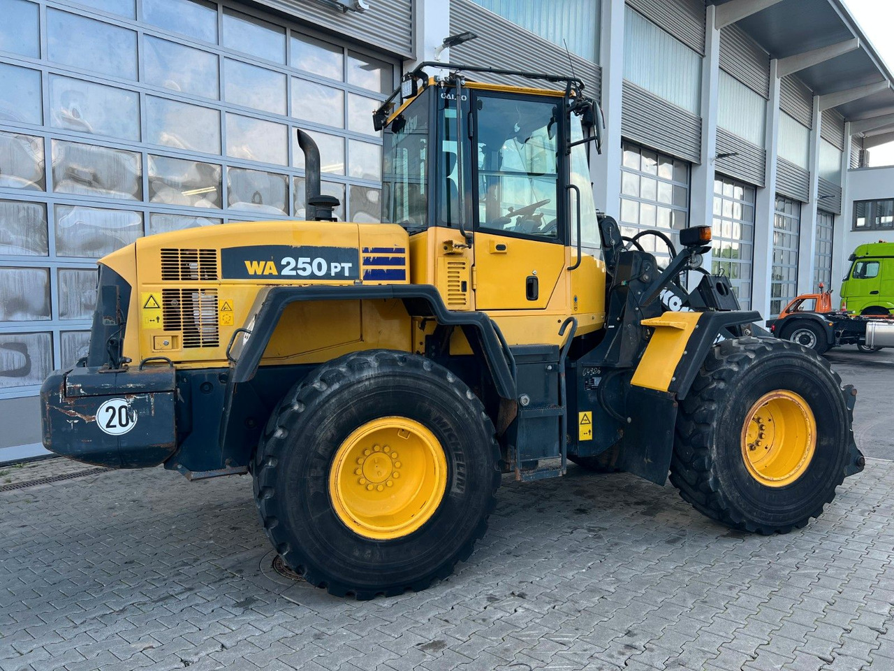 Komatsu WA 250 PT - 5H / 12.390h / - Utovarivač na kotačima: slika Komatsu WA 250 PT - 5H / 12.390h / - Utovarivač na kotačima Komatsu WA 250 PT - 5H / 12.390h / - Utovarivač na kotačima: slika Komatsu WA 250 PT - 5H / 12.390h / - Utovarivač na kotačima