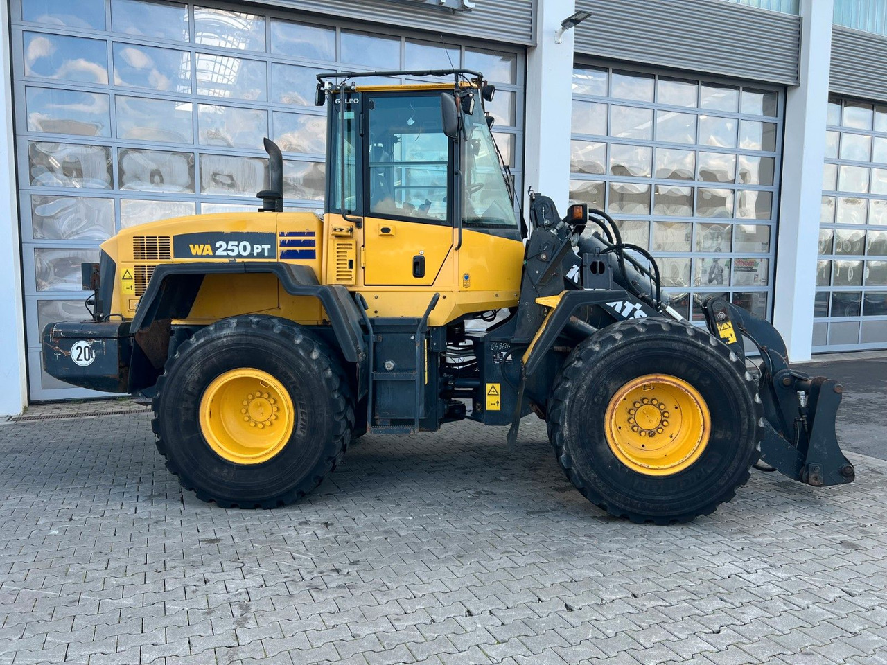 Komatsu WA 250 PT - 5H / 12.390h / - Utovarivač na kotačima: slika Komatsu WA 250 PT - 5H / 12.390h / - Utovarivač na kotačima Komatsu WA 250 PT - 5H / 12.390h / - Utovarivač na kotačima: slika Komatsu WA 250 PT - 5H / 12.390h / - Utovarivač na kotačima