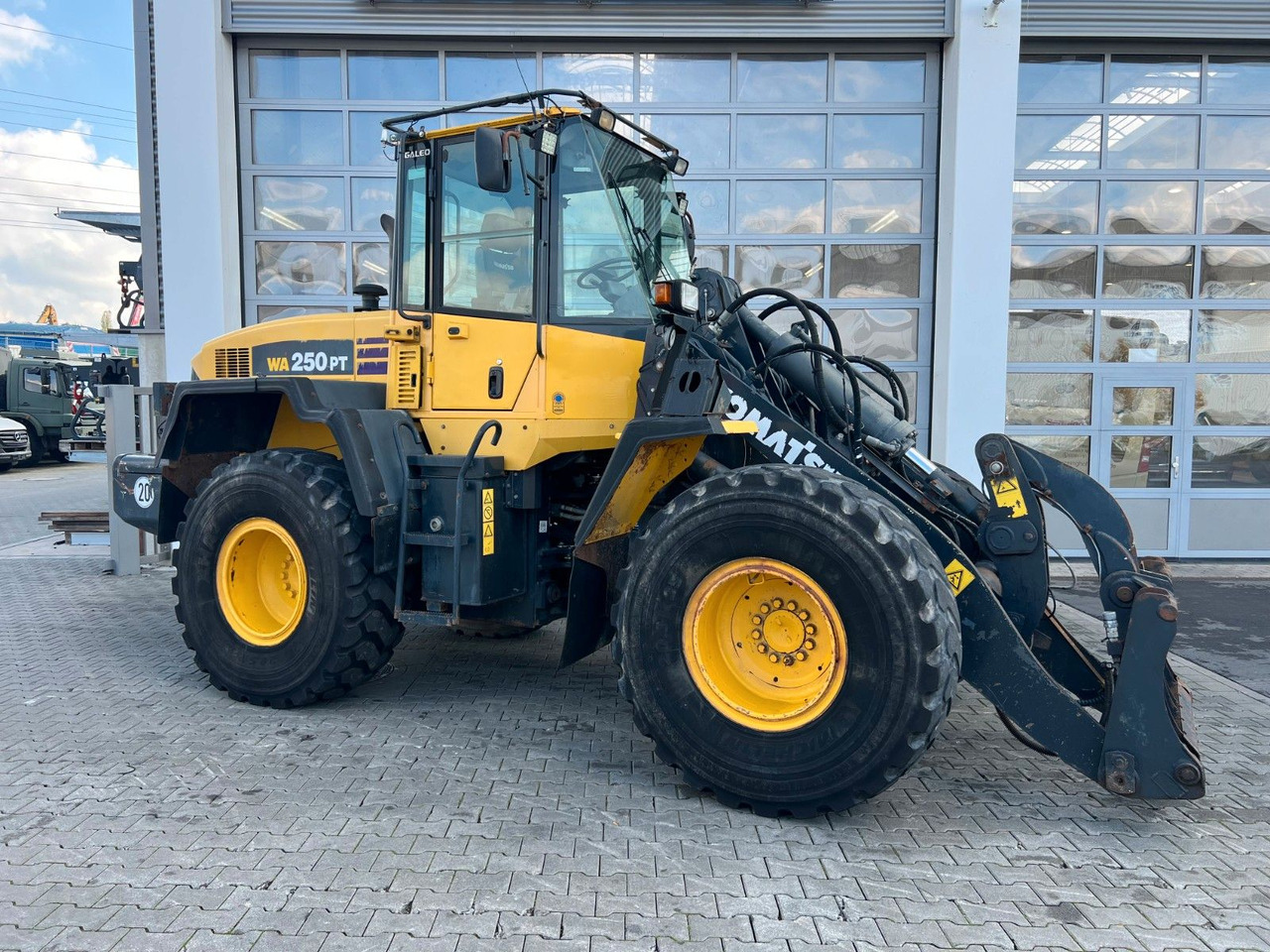 Komatsu WA 250 PT - 5H / 12.390h / - Utovarivač na kotačima: slika Komatsu WA 250 PT - 5H / 12.390h / - Utovarivač na kotačima Komatsu WA 250 PT - 5H / 12.390h / - Utovarivač na kotačima: slika Komatsu WA 250 PT - 5H / 12.390h / - Utovarivač na kotačima