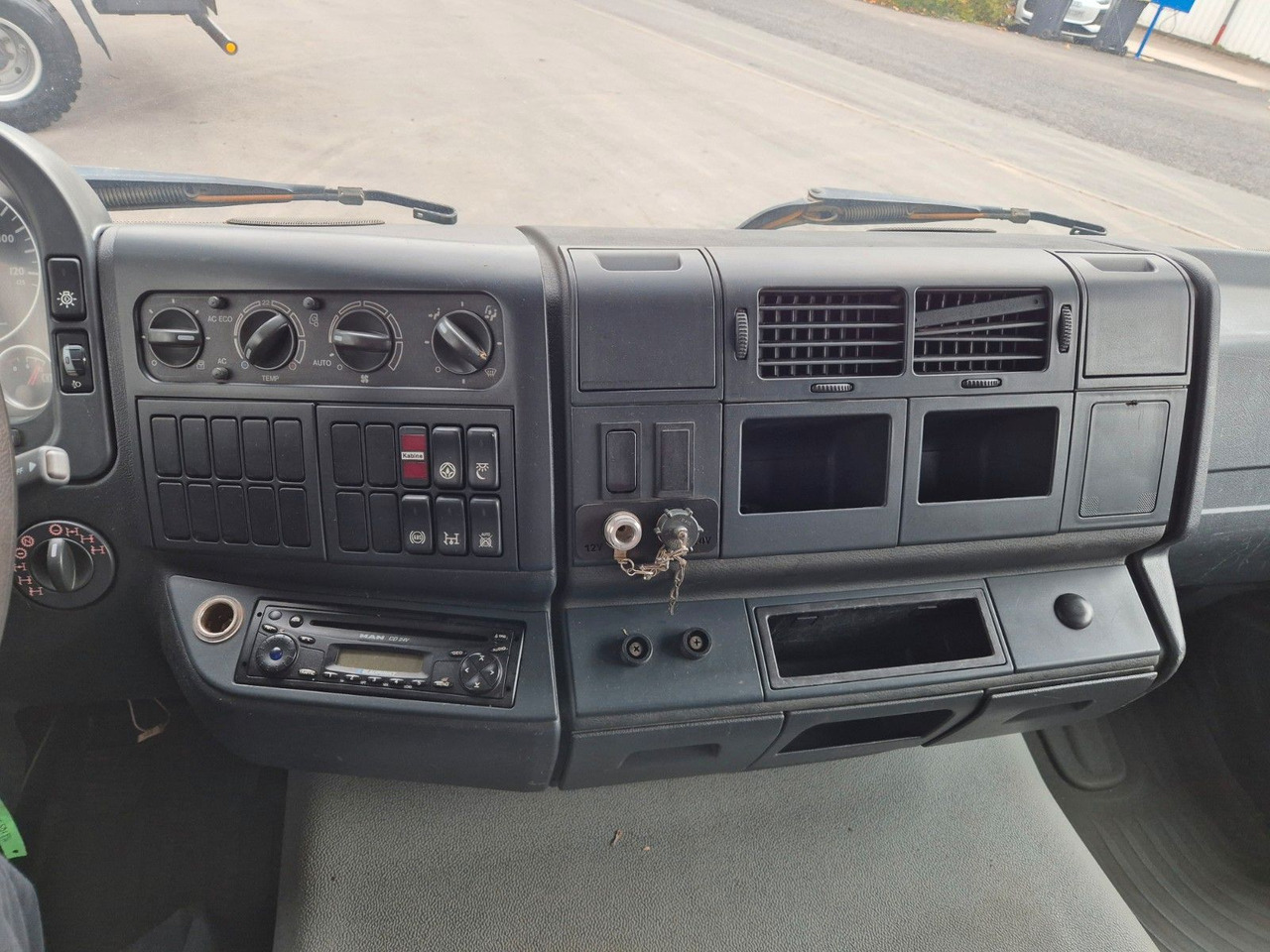 Kamion s otvorenim sandukom MAN TGA 18.360 4x4 BB Pritsche Single Bereifung: slika Kamion s otvorenim sandukom MAN TGA 18.360 4x4 BB Pritsche Single Bereifung Kamion s otvorenim sandukom MAN TGA 18.360 4x4 BB Pritsche Single Bereifung: slika Kamion s otvorenim sandukom MAN TGA 18.360 4x4 BB Pritsche Single Bereifung