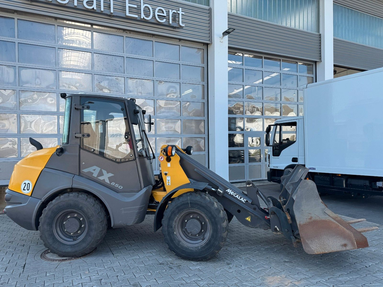 MECALAC AX850 / nur 671h / 11.2022 / Gabel / Schaufel - Utovarivač na kotačima: slika MECALAC AX850 / nur 671h / 11.2022 / Gabel / Schaufel - Utovarivač na kotačima MECALAC AX850 / nur 671h / 11.2022 / Gabel / Schaufel - Utovarivač na kotačima: slika MECALAC AX850 / nur 671h / 11.2022 / Gabel / Schaufel - Utovarivač na kotačima