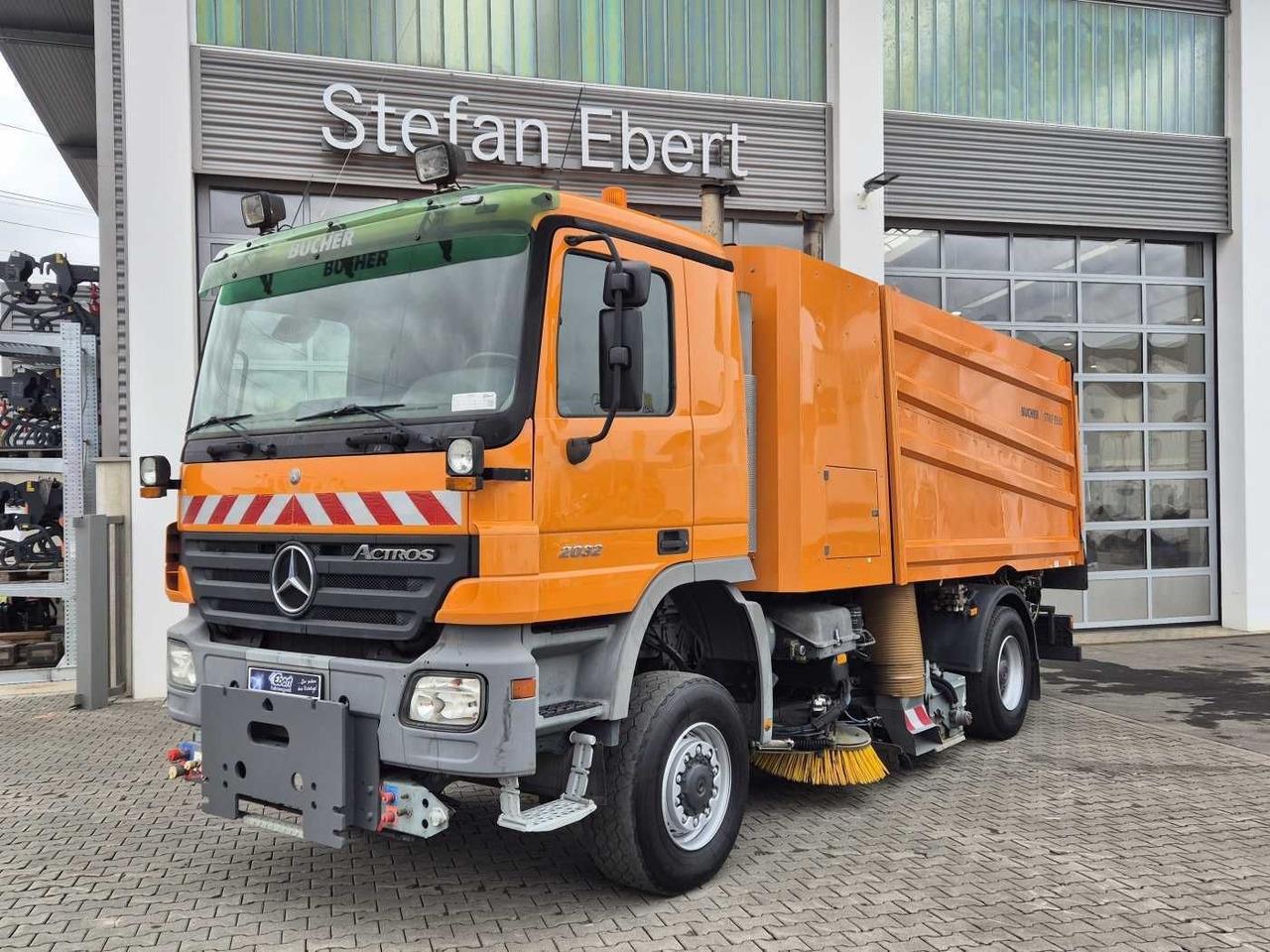 Mercedes-Benz Actros 2032 A 4x4 Bucher STKF 9500 Airport 30x - Cestovna čistilica: slika Mercedes-Benz Actros 2032 A 4x4 Bucher STKF 9500 Airport 30x - Cestovna čistilica Mercedes-Benz Actros 2032 A 4x4 Bucher STKF 9500 Airport 30x - Cestovna čistilica: slika Mercedes-Benz Actros 2032 A 4x4 Bucher STKF 9500 Airport 30x - Cestovna čistilica