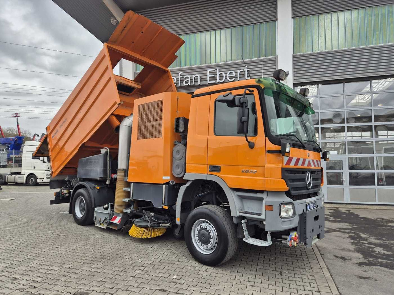 Mercedes-Benz Actros 2032 A 4x4 Bucher STKF 9500 Airport 30x - Cestovna čistilica: slika Mercedes-Benz Actros 2032 A 4x4 Bucher STKF 9500 Airport 30x - Cestovna čistilica Mercedes-Benz Actros 2032 A 4x4 Bucher STKF 9500 Airport 30x - Cestovna čistilica: slika Mercedes-Benz Actros 2032 A 4x4 Bucher STKF 9500 Airport 30x - Cestovna čistilica