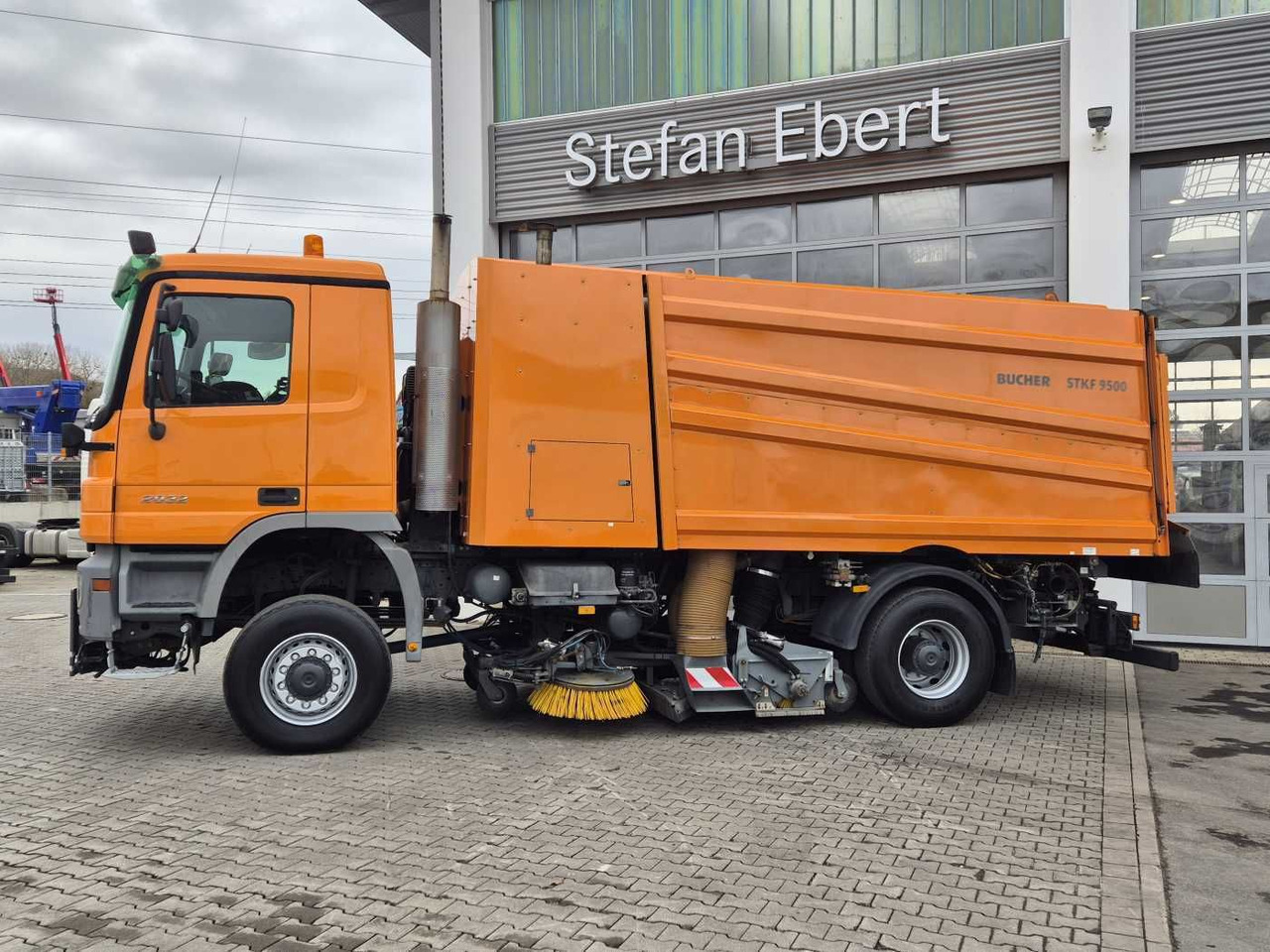 Mercedes-Benz Actros 2032 A 4x4 Bucher STKF 9500 Airport 30x - Cestovna čistilica: slika Mercedes-Benz Actros 2032 A 4x4 Bucher STKF 9500 Airport 30x - Cestovna čistilica Mercedes-Benz Actros 2032 A 4x4 Bucher STKF 9500 Airport 30x - Cestovna čistilica: slika Mercedes-Benz Actros 2032 A 4x4 Bucher STKF 9500 Airport 30x - Cestovna čistilica
