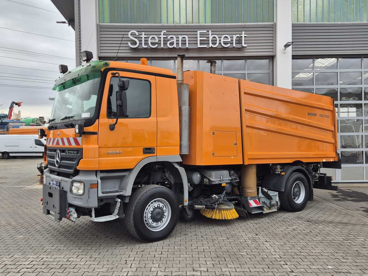 Mercedes-Benz Actros 2032 A 4x4 Bucher STKF 9500 Airport 30x - Cestovna čistilica: slika Mercedes-Benz Actros 2032 A 4x4 Bucher STKF 9500 Airport 30x - Cestovna čistilica Mercedes-Benz Actros 2032 A 4x4 Bucher STKF 9500 Airport 30x - Cestovna čistilica: slika Mercedes-Benz Actros 2032 A 4x4 Bucher STKF 9500 Airport 30x - Cestovna čistilica