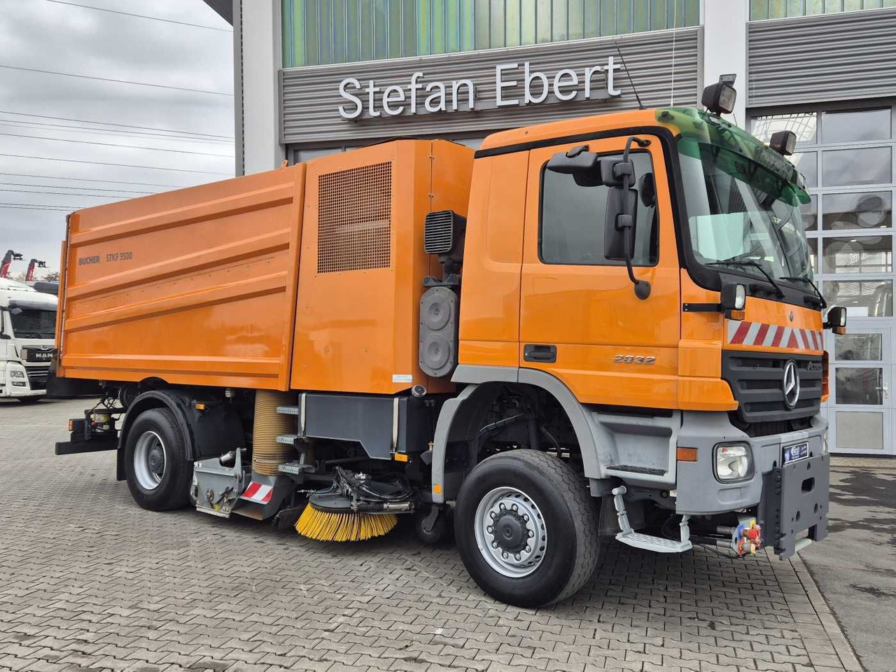 Mercedes-Benz Actros 2032 A 4x4 Bucher STKF 9500 Airport 30x - Cestovna čistilica: slika Mercedes-Benz Actros 2032 A 4x4 Bucher STKF 9500 Airport 30x - Cestovna čistilica Mercedes-Benz Actros 2032 A 4x4 Bucher STKF 9500 Airport 30x - Cestovna čistilica: slika Mercedes-Benz Actros 2032 A 4x4 Bucher STKF 9500 Airport 30x - Cestovna čistilica