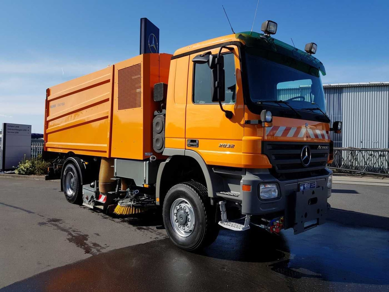 Mercedes-Benz Actros 2032 A 4x4 Bucher STKF 9500 Airport - Cestovna čistilica: slika Mercedes-Benz Actros 2032 A 4x4 Bucher STKF 9500 Airport - Cestovna čistilica Mercedes-Benz Actros 2032 A 4x4 Bucher STKF 9500 Airport - Cestovna čistilica: slika Mercedes-Benz Actros 2032 A 4x4 Bucher STKF 9500 Airport - Cestovna čistilica