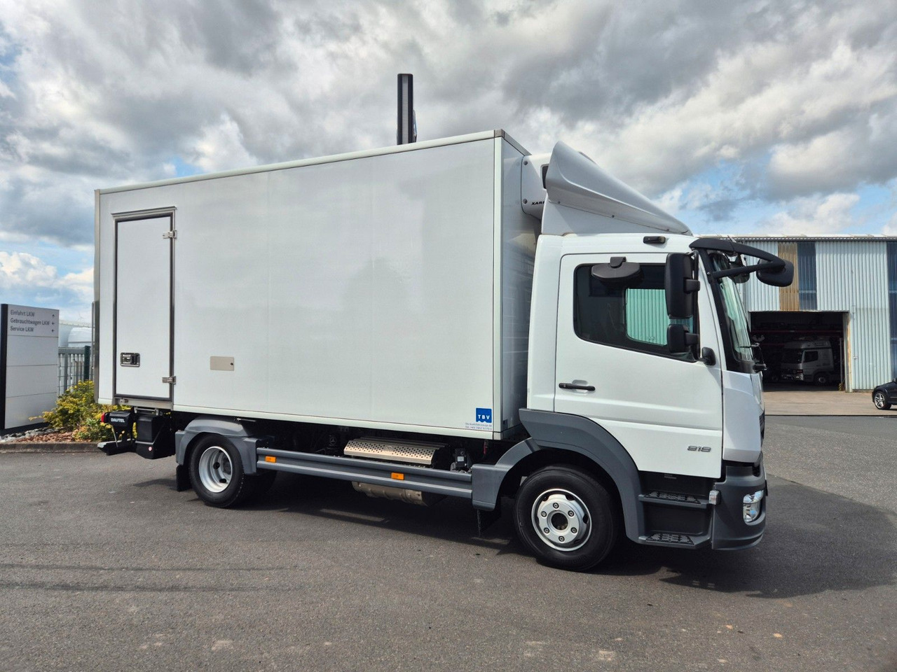 Mercedes-Benz Atego 818 L Kühlkoffer + LBW Carrier Xarios 6 - Dostavno vozilo hladnjača: slika Mercedes-Benz Atego 818 L Kühlkoffer + LBW Carrier Xarios 6 - Dostavno vozilo hladnjača Mercedes-Benz Atego 818 L Kühlkoffer + LBW Carrier Xarios 6 - Dostavno vozilo hladnjača: slika Mercedes-Benz Atego 818 L Kühlkoffer + LBW Carrier Xarios 6 - Dostavno vozilo hladnjača