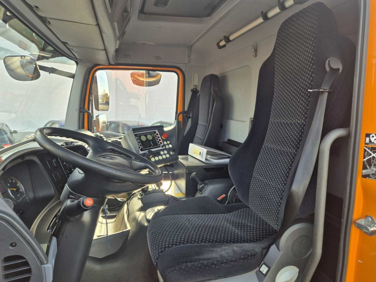 Cestovna čistilica Mercedes-Benz Axor 2024 L Schmidt Airportsweeper AS 990: slika Cestovna čistilica Mercedes-Benz Axor 2024 L Schmidt Airportsweeper AS 990