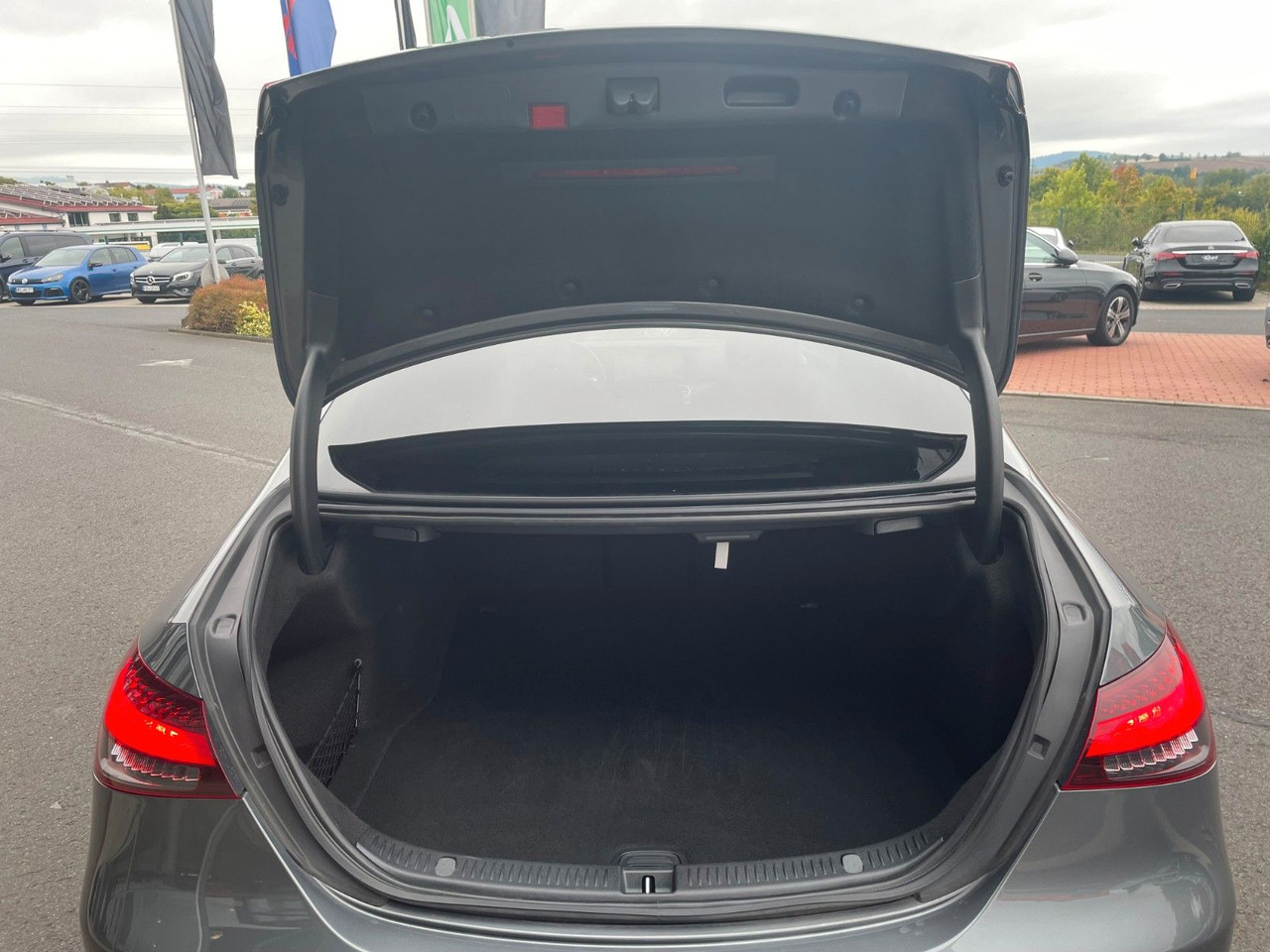Mercedes-Benz E 220 d AMG+MBeam+Pano+Distr+R-Kamera - Limuzina: slika Mercedes-Benz E 220 d AMG+MBeam+Pano+Distr+R-Kamera - Limuzina Mercedes-Benz E 220 d AMG+MBeam+Pano+Distr+R-Kamera - Limuzina: slika Mercedes-Benz E 220 d AMG+MBeam+Pano+Distr+R-Kamera - Limuzina