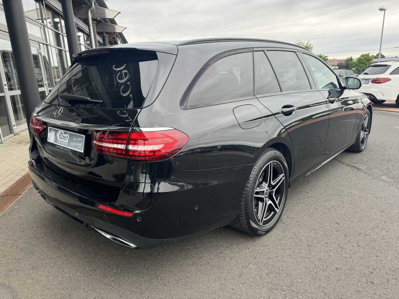 Mercedes-Benz E 300de T AMG+Pano+DistrPlus+Night +AHK+360+Ambi - Automobil: slika Mercedes-Benz E 300de T AMG+Pano+DistrPlus+Night +AHK+360+Ambi - Automobil Mercedes-Benz E 300de T AMG+Pano+DistrPlus+Night +AHK+360+Ambi - Automobil: slika Mercedes-Benz E 300de T AMG+Pano+DistrPlus+Night +AHK+360+Ambi - Automobil