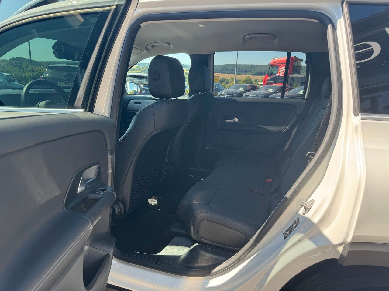 SUV Mercedes-Benz GLB 180 Style+Distronic+RKamera+Vollleder: slika SUV Mercedes-Benz GLB 180 Style+Distronic+RKamera+Vollleder