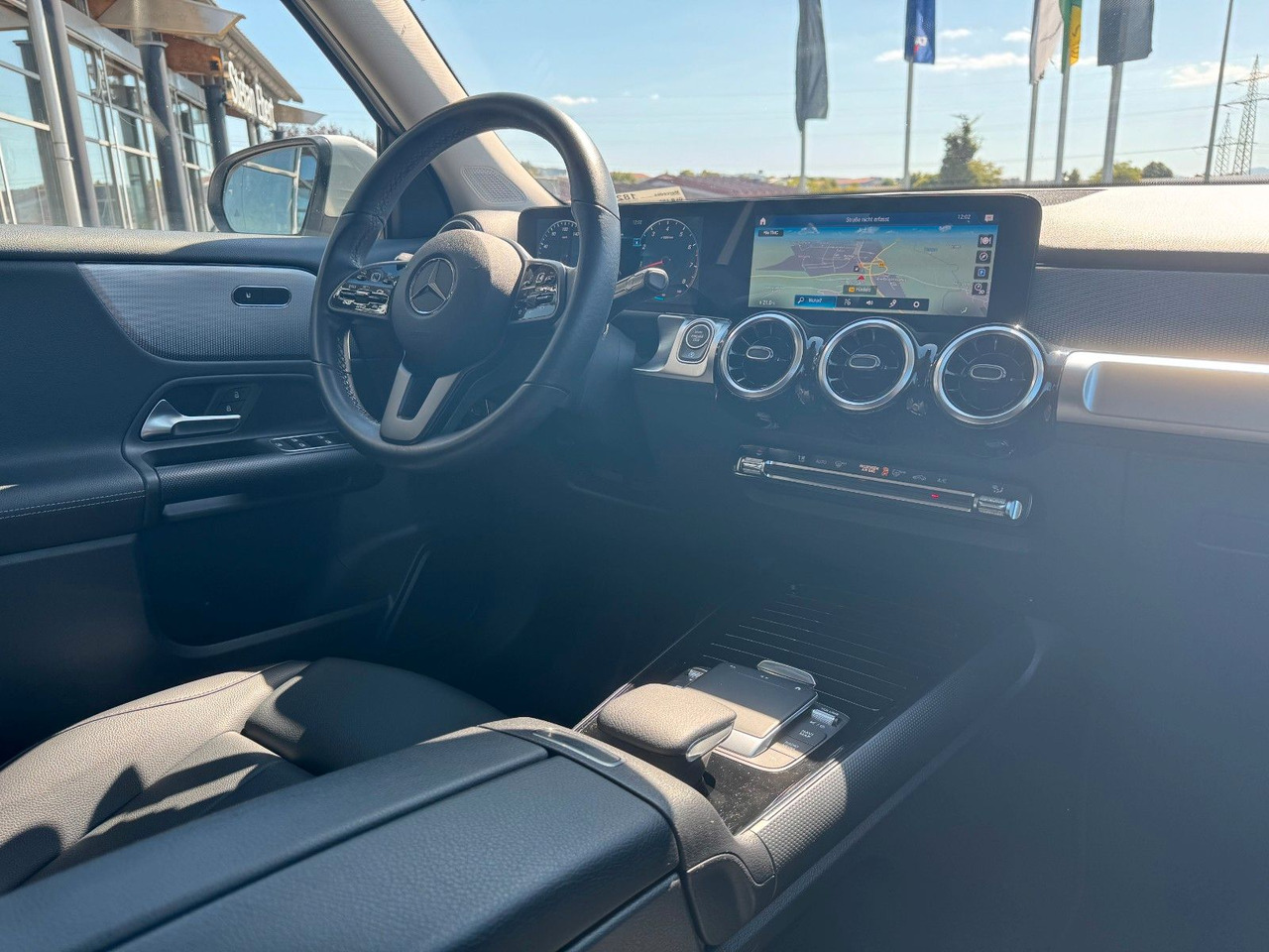 SUV Mercedes-Benz GLB 180 Style+Distronic+RKamera+Vollleder: slika SUV Mercedes-Benz GLB 180 Style+Distronic+RKamera+Vollleder