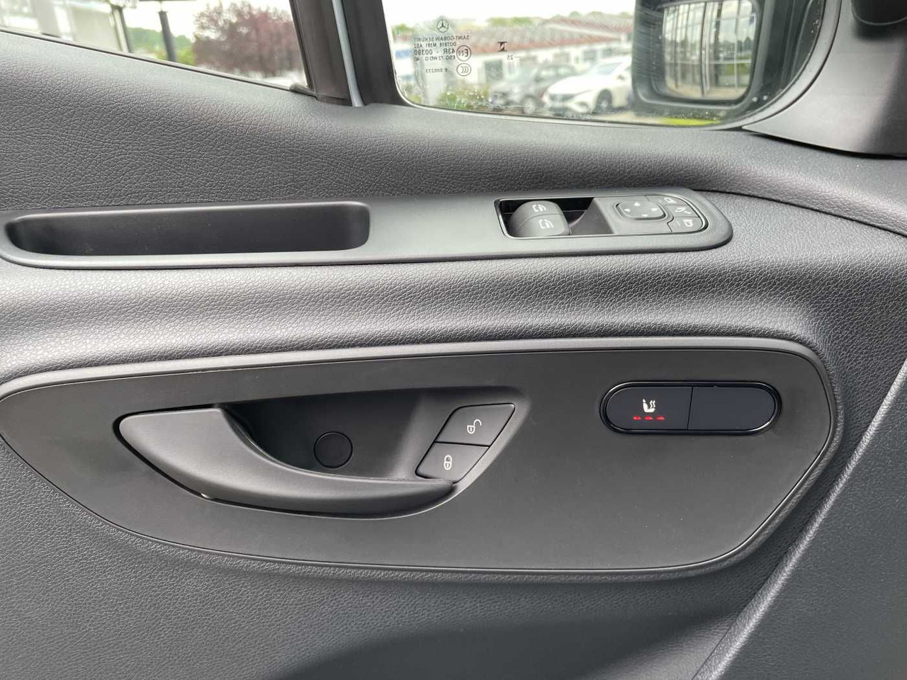 Dostavno vozilo s ravnom platformom Mercedes-Benz Sprinter 319 CDI 4x4 DoKa Klima Stdheiz AHK LED: slika Dostavno vozilo s ravnom platformom Mercedes-Benz Sprinter 319 CDI 4x4 DoKa Klima Stdheiz AHK LED