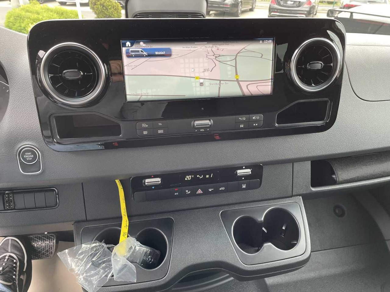 Dostavno vozilo s ravnom platformom Mercedes-Benz Sprinter 319 CDI 4x4 DoKa Klima Stdheiz AHK LED: slika Dostavno vozilo s ravnom platformom Mercedes-Benz Sprinter 319 CDI 4x4 DoKa Klima Stdheiz AHK LED