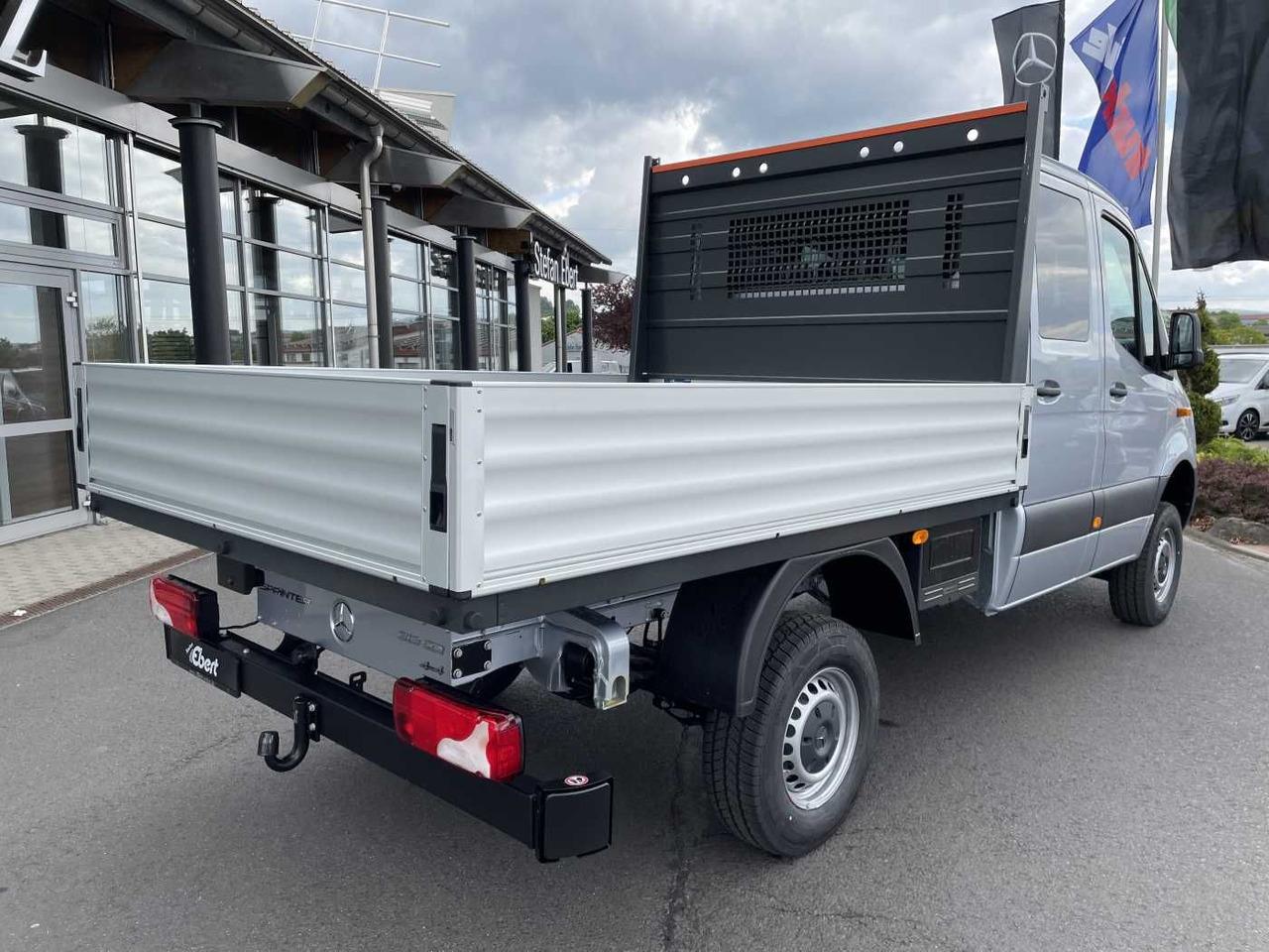 Dostavno vozilo s ravnom platformom Mercedes-Benz Sprinter 319 CDI 4x4 DoKa Klima Stdheiz AHK LED: slika Dostavno vozilo s ravnom platformom Mercedes-Benz Sprinter 319 CDI 4x4 DoKa Klima Stdheiz AHK LED