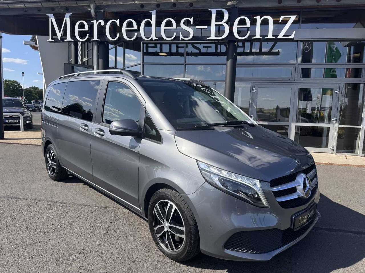 Mercedes-Benz V 220 d EDITION Liege-Paket AHK2,5 LED DAB MBUX - Putnički kombi: slika Mercedes-Benz V 220 d EDITION Liege-Paket AHK2,5 LED DAB MBUX - Putnički kombi Mercedes-Benz V 220 d EDITION Liege-Paket AHK2,5 LED DAB MBUX - Putnički kombi: slika Mercedes-Benz V 220 d EDITION Liege-Paket AHK2,5 LED DAB MBUX - Putnički kombi