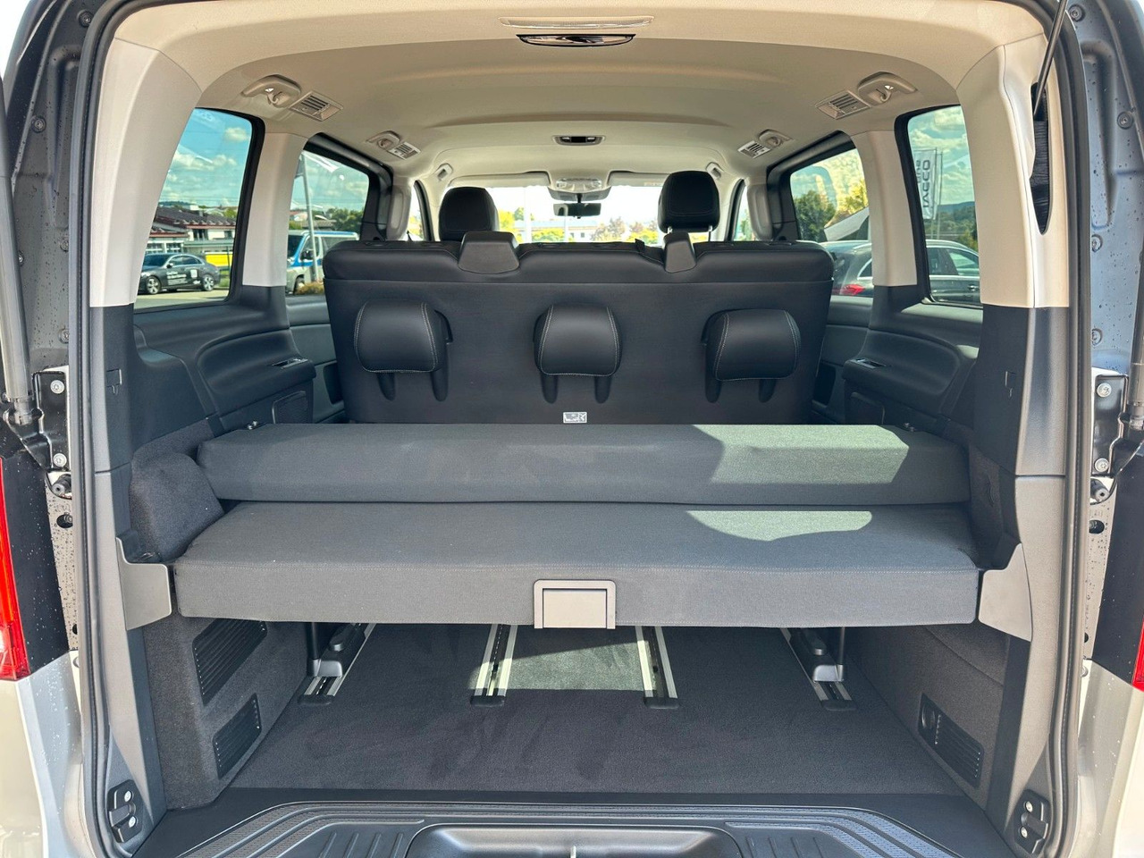 Karavan Mercedes-Benz V 250 EDITION 4MATIC Kompakt Liege-Paket AHK2,5t: slika Karavan Mercedes-Benz V 250 EDITION 4MATIC Kompakt Liege-Paket AHK2,5t