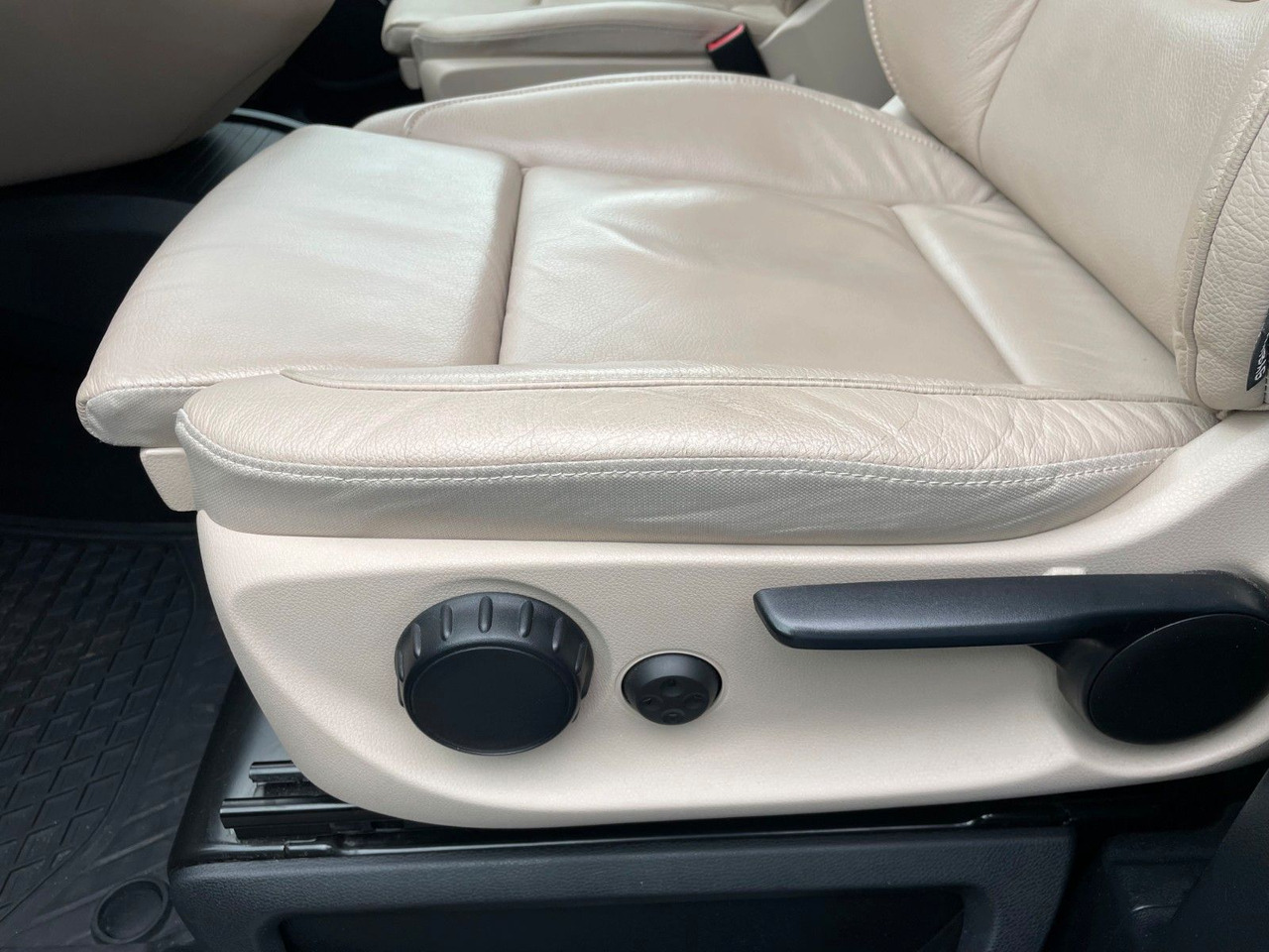 Karavan Mercedes-Benz V 300 d AVA ED 4MATIC Sitzklima Burmester 6Sitze: slika Karavan Mercedes-Benz V 300 d AVA ED 4MATIC Sitzklima Burmester 6Sitze