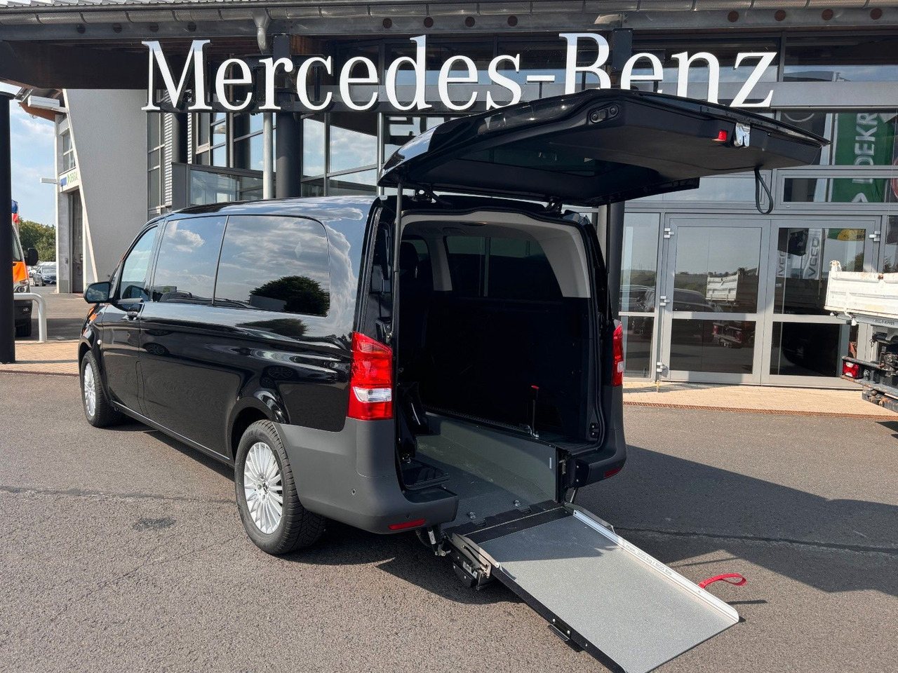 Mercedes-Benz eVito 129 Tourer Behinderten-/Rollstuhlrampe - Putnički kombi, Električno dostavno vozilo: slika Mercedes-Benz eVito 129 Tourer Behinderten-/Rollstuhlrampe - Putnički kombi, Električno dostavno vozilo Mercedes-Benz eVito 129 Tourer Behinderten-/Rollstuhlrampe - Putnički kombi, Električno dostavno vozilo: slika Mercedes-Benz eVito 129 Tourer Behinderten-/Rollstuhlrampe - Putnički kombi, Električno dostavno vozilo