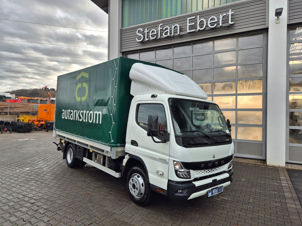 Mitsubishi Canter 7C15 LBW Klima Navi Kamera AHK - Dostavno vozilo s ceradom: slika Mitsubishi Canter 7C15 LBW Klima Navi Kamera AHK - Dostavno vozilo s ceradom Mitsubishi Canter 7C15 LBW Klima Navi Kamera AHK - Dostavno vozilo s ceradom: slika Mitsubishi Canter 7C15 LBW Klima Navi Kamera AHK - Dostavno vozilo s ceradom