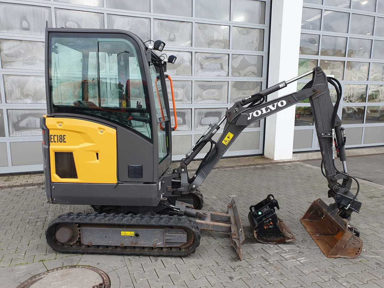 Volvo EC18E / nur 415h! / MS01 / 2021 / inkl 2x Löffel - Mini bager: slika Volvo EC18E / nur 415h! / MS01 / 2021 / inkl 2x Löffel - Mini bager Volvo EC18E / nur 415h! / MS01 / 2021 / inkl 2x Löffel - Mini bager: slika Volvo EC18E / nur 415h! / MS01 / 2021 / inkl 2x Löffel - Mini bager