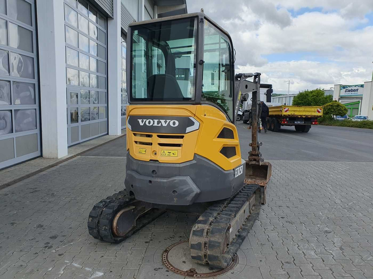 Volvo ECR25D / nur 2.974h! / 1x Tieflöffel / 2016 - Mini bager: slika Volvo ECR25D / nur 2.974h! / 1x Tieflöffel / 2016 - Mini bager Volvo ECR25D / nur 2.974h! / 1x Tieflöffel / 2016 - Mini bager: slika Volvo ECR25D / nur 2.974h! / 1x Tieflöffel / 2016 - Mini bager