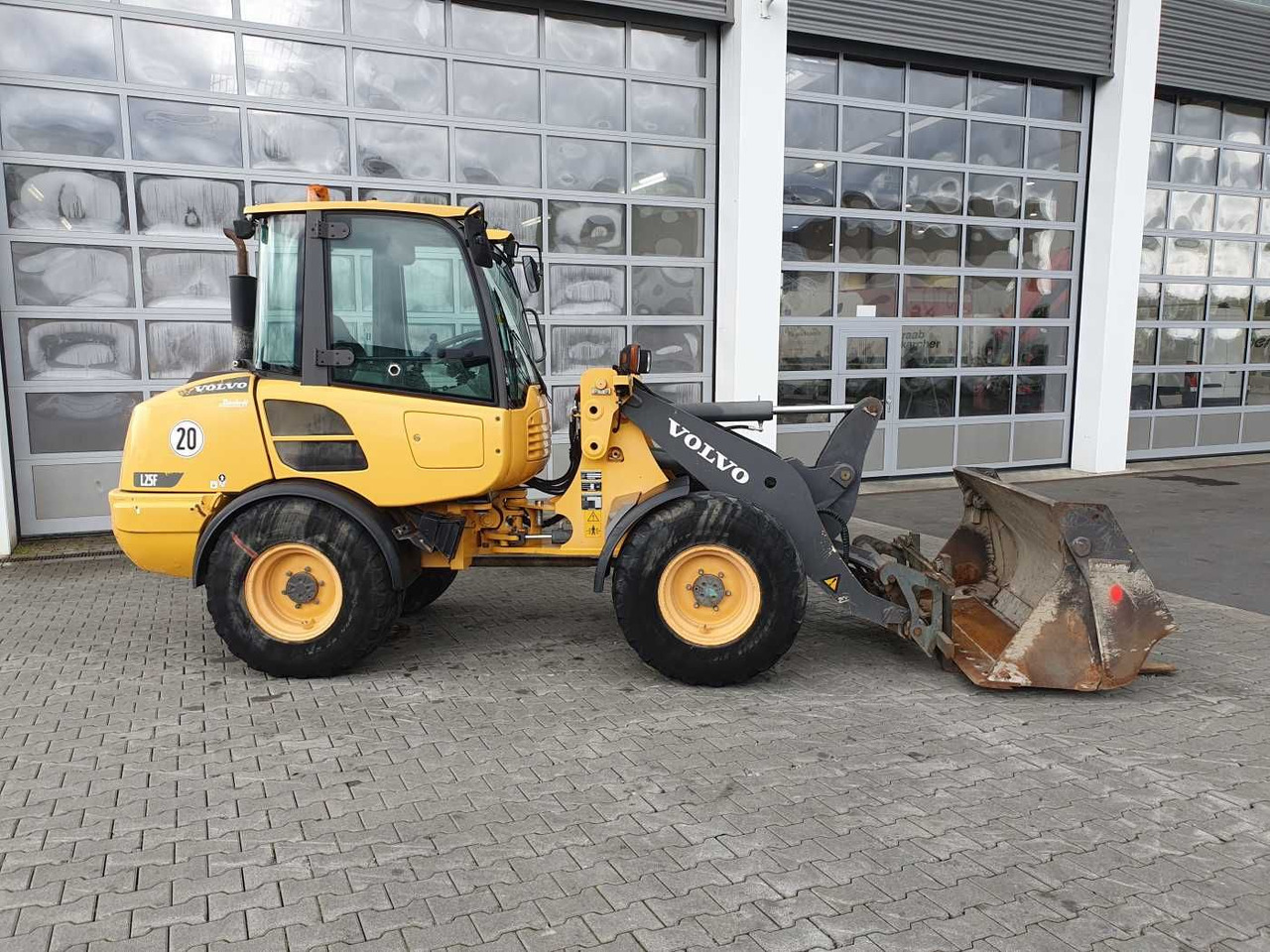 Volvo L25F / Klappschaufel (4in1) + Gabel / 3.258h - Utovarivač na kotačima: slika Volvo L25F / Klappschaufel (4in1) + Gabel / 3.258h - Utovarivač na kotačima Volvo L25F / Klappschaufel (4in1) + Gabel / 3.258h - Utovarivač na kotačima: slika Volvo L25F / Klappschaufel (4in1) + Gabel / 3.258h - Utovarivač na kotačima
