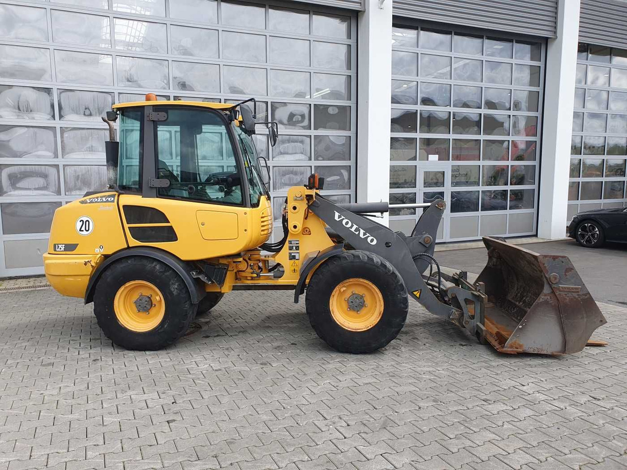 Volvo L25F / Klappschaufel (4in1) + Gabel / 3.401h - Utovarivač na kotačima: slika Volvo L25F / Klappschaufel (4in1) + Gabel / 3.401h - Utovarivač na kotačima Volvo L25F / Klappschaufel (4in1) + Gabel / 3.401h - Utovarivač na kotačima: slika Volvo L25F / Klappschaufel (4in1) + Gabel / 3.401h - Utovarivač na kotačima