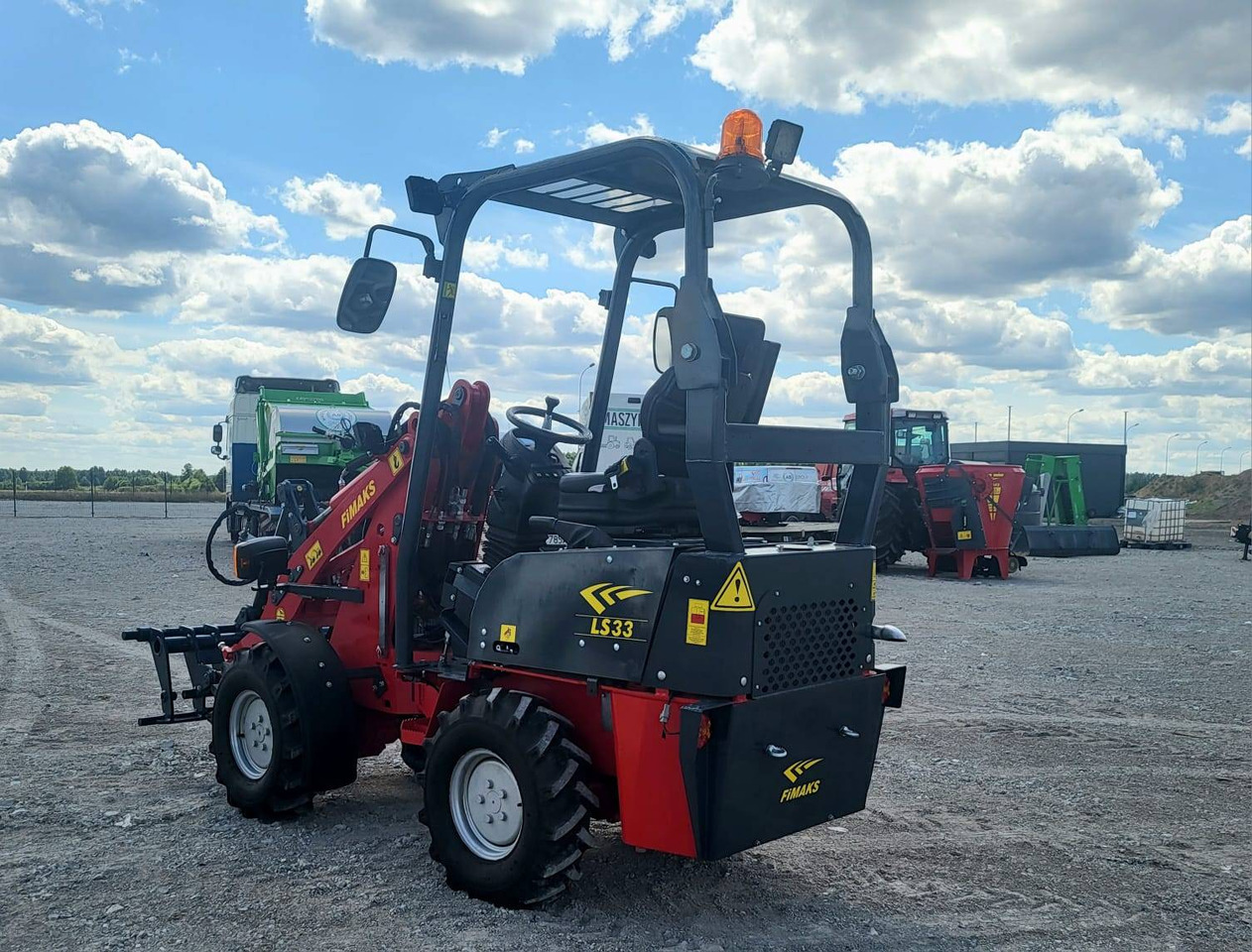 Zglobni utovarivač Fimaks mini loader LS33 - on stock: slika Zglobni utovarivač Fimaks mini loader LS33 - on stock Zglobni utovarivač Fimaks mini loader LS33 - on stock: slika Zglobni utovarivač Fimaks mini loader LS33 - on stock