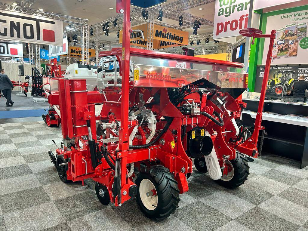 Six-row pneumatic precision seeder with depth fertilization Ozdoken VPKT-DG6 - Precizna sijačica: slika  Six-row pneumatic precision seeder with depth fertilization Ozdoken VPKT-DG6 - Precizna sijačica Six-row pneumatic precision seeder with depth fertilization Ozdoken VPKT-DG6 - Precizna sijačica: slika  Six-row pneumatic precision seeder with depth fertilization Ozdoken VPKT-DG6 - Precizna sijačica