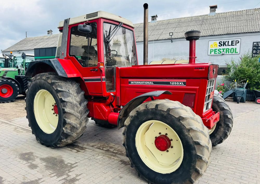 Case IH 1255 XL - Traktor: slika Case IH 1255 XL - Traktor Case IH 1255 XL - Traktor: slika Case IH 1255 XL - Traktor