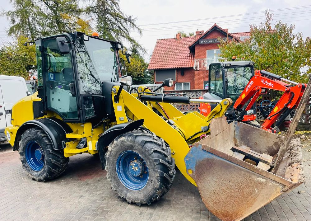 Caterpillar 908H - Utovarivač na kotačima: slika Caterpillar 908H - Utovarivač na kotačima Caterpillar 908H - Utovarivač na kotačima: slika Caterpillar 908H - Utovarivač na kotačima