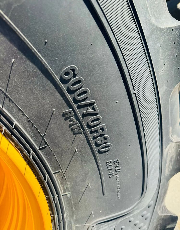 JCB Fastrac 4220 - Traktor: slika JCB Fastrac 4220 - Traktor JCB Fastrac 4220 - Traktor: slika JCB Fastrac 4220 - Traktor