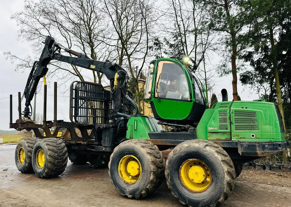 John Deere 1910E - Forvarder: slika John Deere 1910E - Forvarder John Deere 1910E - Forvarder: slika John Deere 1910E - Forvarder