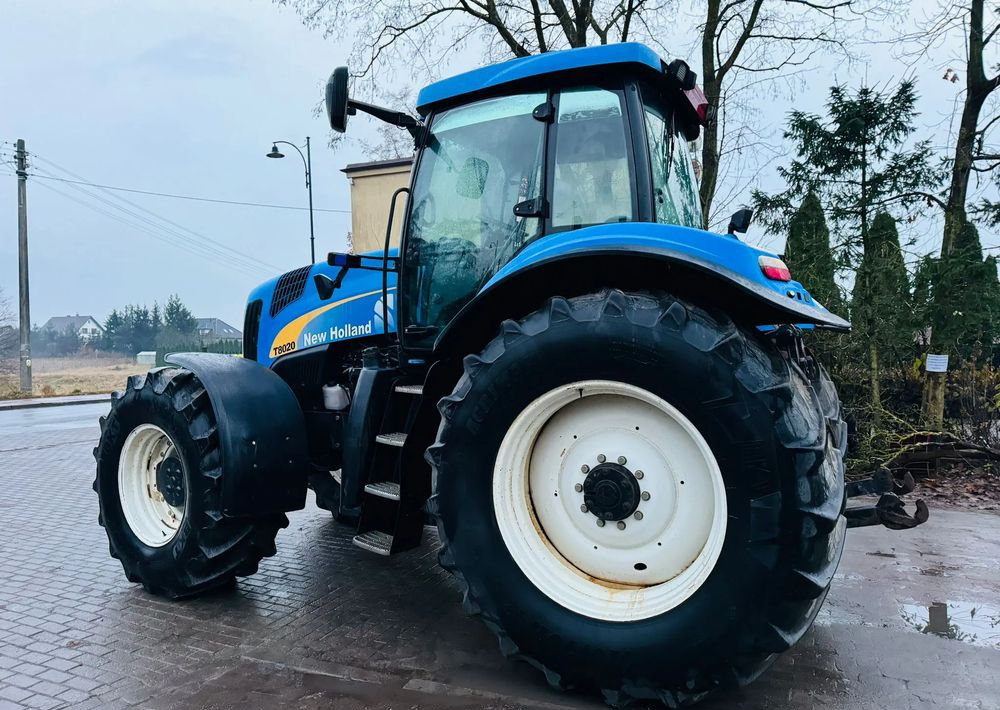 New Holland T8020 - Traktor: slika New Holland T8020 - Traktor New Holland T8020 - Traktor: slika New Holland T8020 - Traktor