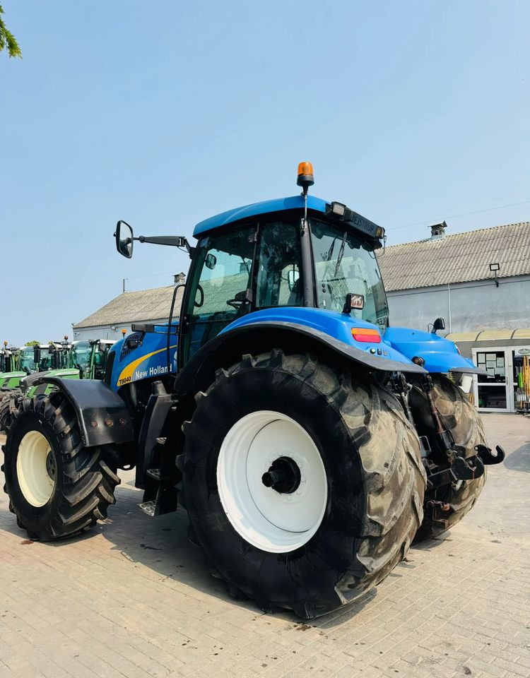 New Holland T8040 - Traktor: slika New Holland T8040 - Traktor New Holland T8040 - Traktor: slika New Holland T8040 - Traktor