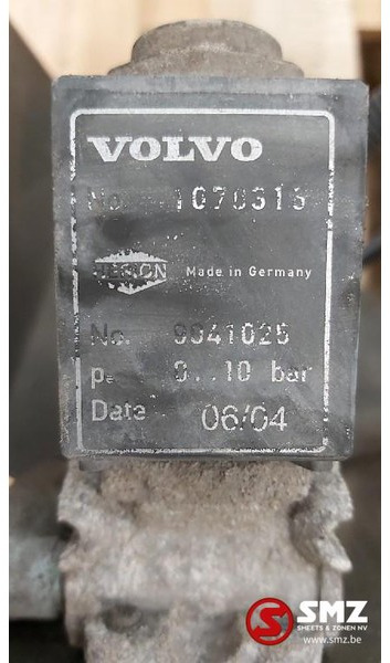 Volvo Occ Spatbordsteun met ventielen Volvo FH12 - Karoserija i eksterijer za Kamion: slika Volvo Occ Spatbordsteun met ventielen Volvo FH12 - Karoserija i eksterijer za Kamion Volvo Occ Spatbordsteun met ventielen Volvo FH12 - Karoserija i eksterijer za Kamion: slika Volvo Occ Spatbordsteun met ventielen Volvo FH12 - Karoserija i eksterijer za Kamion