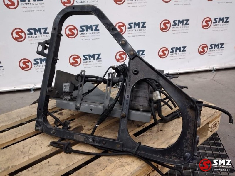 Volvo Occ Spatbordsteun met ventielen Volvo FH12 - Karoserija i eksterijer za Kamion: slika Volvo Occ Spatbordsteun met ventielen Volvo FH12 - Karoserija i eksterijer za Kamion Volvo Occ Spatbordsteun met ventielen Volvo FH12 - Karoserija i eksterijer za Kamion: slika Volvo Occ Spatbordsteun met ventielen Volvo FH12 - Karoserija i eksterijer za Kamion