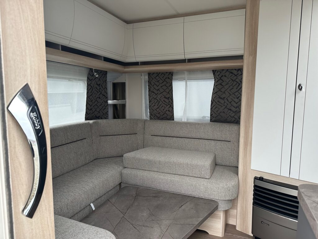 DE LUXE 495 UL 2024 - Kamp prikolica: slika DE LUXE 495 UL 2024 - Kamp prikolica DE LUXE 495 UL 2024 - Kamp prikolica: slika DE LUXE 495 UL 2024 - Kamp prikolica