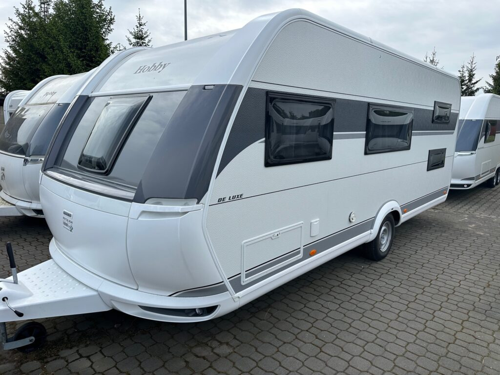 DE LUXE 545 KMF 2024 - Kamp prikolica: slika DE LUXE 545 KMF 2024 - Kamp prikolica DE LUXE 545 KMF 2024 - Kamp prikolica: slika DE LUXE 545 KMF 2024 - Kamp prikolica