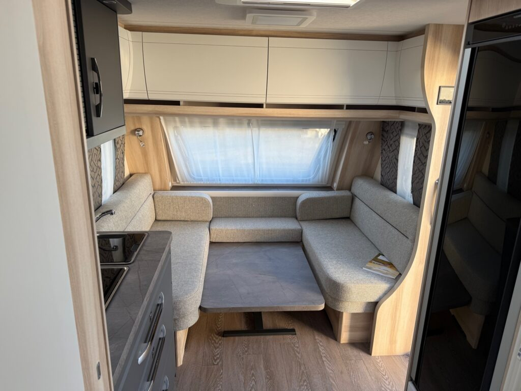 Novi Kamp prikolica HOBBY DE LUXE 495 WFB 2025: slika Novi Kamp prikolica HOBBY DE LUXE 495 WFB 2025