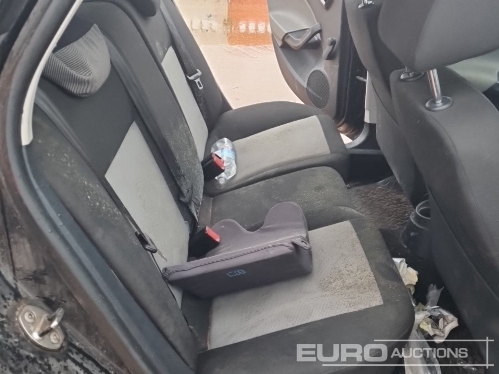 Automobil 2012 Seat Ibiza: slika Automobil 2012 Seat Ibiza Automobil 2012 Seat Ibiza: slika Automobil 2012 Seat Ibiza