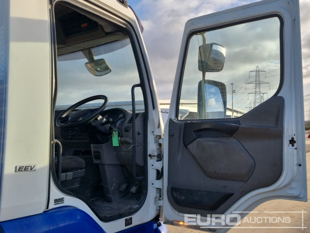 Kamion s otvorenim sandukom za prijevoz teških strojeva 2013 DAF LF45.180: slika Kamion s otvorenim sandukom za prijevoz teških strojeva 2013 DAF LF45.180 Kamion s otvorenim sandukom za prijevoz teških strojeva 2013 DAF LF45.180: slika Kamion s otvorenim sandukom za prijevoz teških strojeva 2013 DAF LF45.180