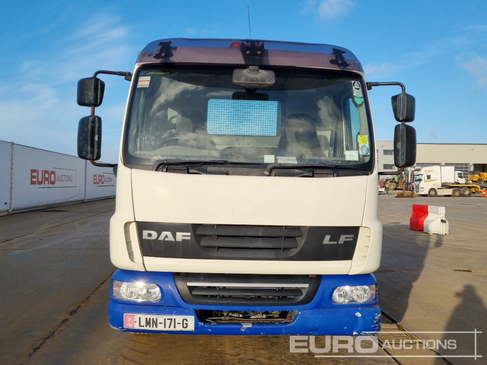 Kamion s otvorenim sandukom za prijevoz teških strojeva 2013 DAF LF45.180: slika Kamion s otvorenim sandukom za prijevoz teških strojeva 2013 DAF LF45.180 Kamion s otvorenim sandukom za prijevoz teških strojeva 2013 DAF LF45.180: slika Kamion s otvorenim sandukom za prijevoz teških strojeva 2013 DAF LF45.180