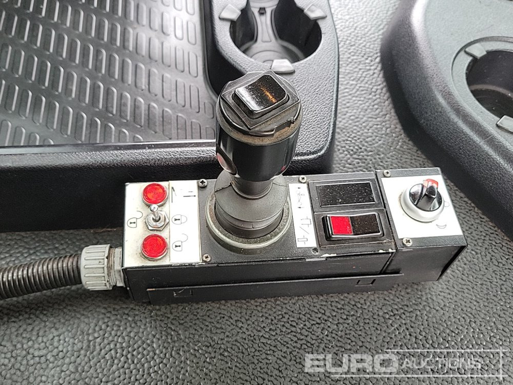 Kamion s kukastom dizalicom 2013 Mercedes Antos 1832: slika Kamion s kukastom dizalicom 2013 Mercedes Antos 1832