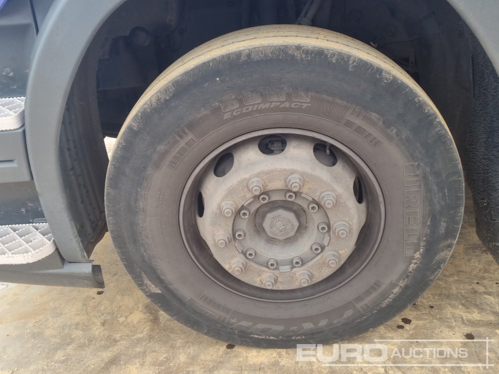 Kamion s otvorenim sandukom za prijevoz teških strojeva 2016 Scania P370: slika Kamion s otvorenim sandukom za prijevoz teških strojeva 2016 Scania P370